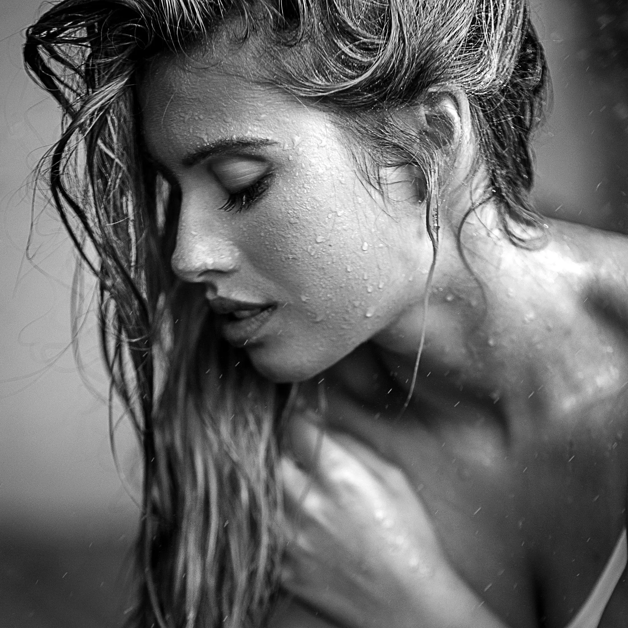 Editorial de beleza em preto e branco fotografado por Antares Martins