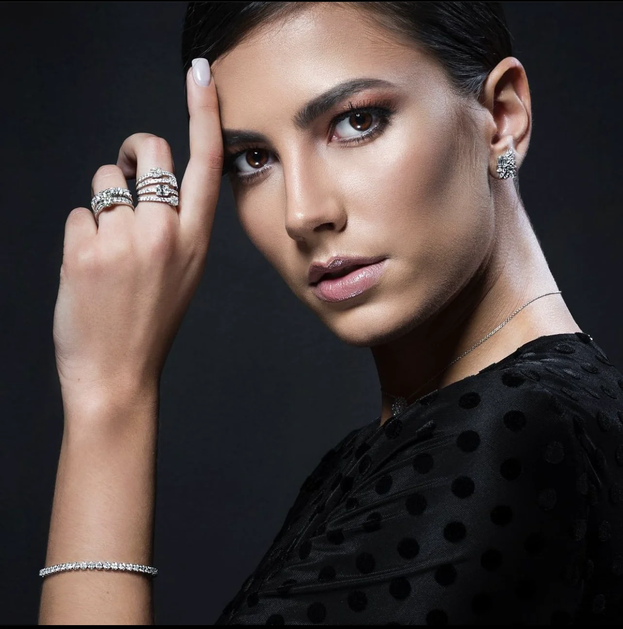 Modelo com anéis, brincos e pulseira em campanha de joias fotografada pelo Studio Antares Martins