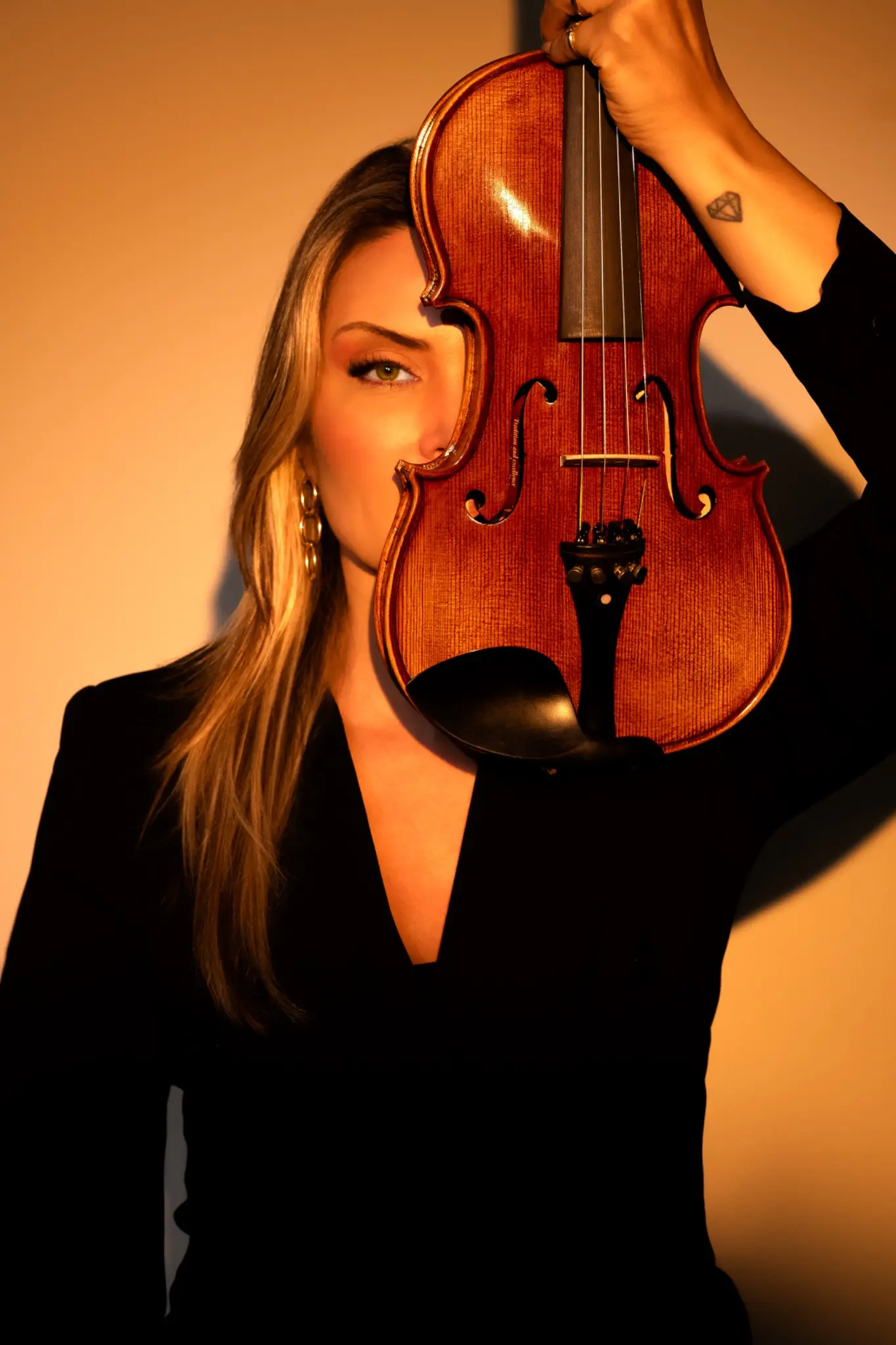 Retrato autoral de Leila com violino fotografado por Antares Martins